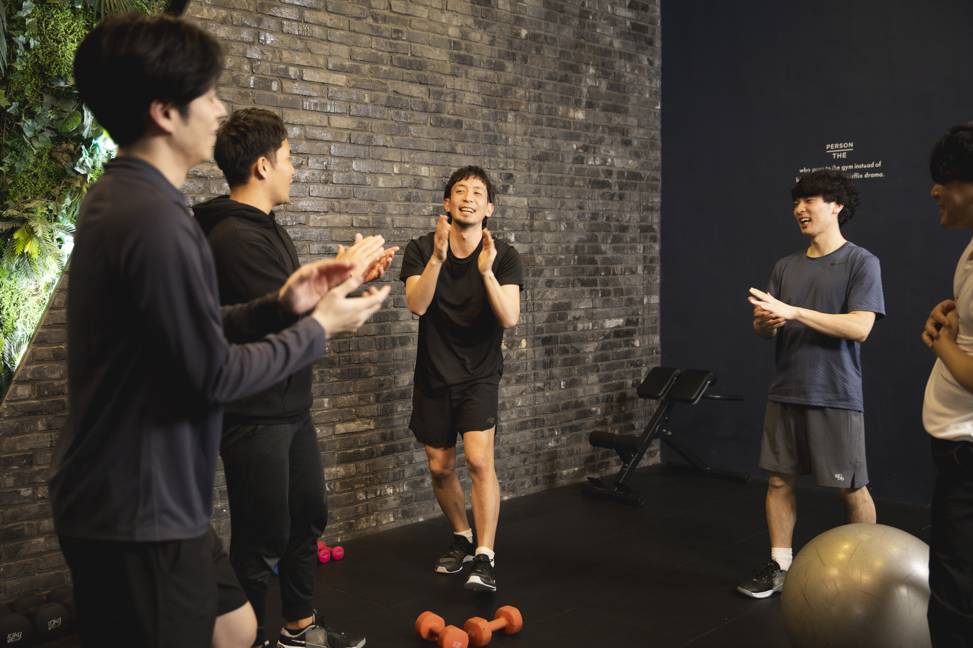 グループでの達成を祝う瞬間